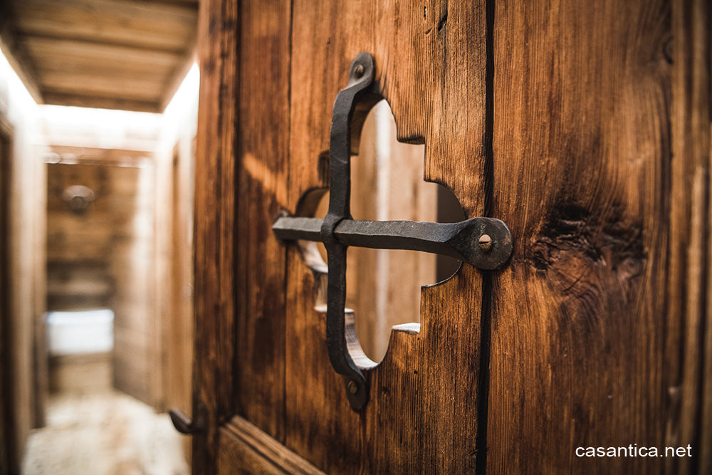 porta antica in legno antico con intarsio intagliato e ferro battuto