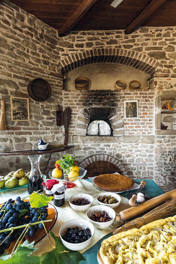 Vicino a Cesena un Castrum Sagliani ricostruito con le proprie mani da Giuseppe Pecorai. Dettaglio della cucina con forno a legna.